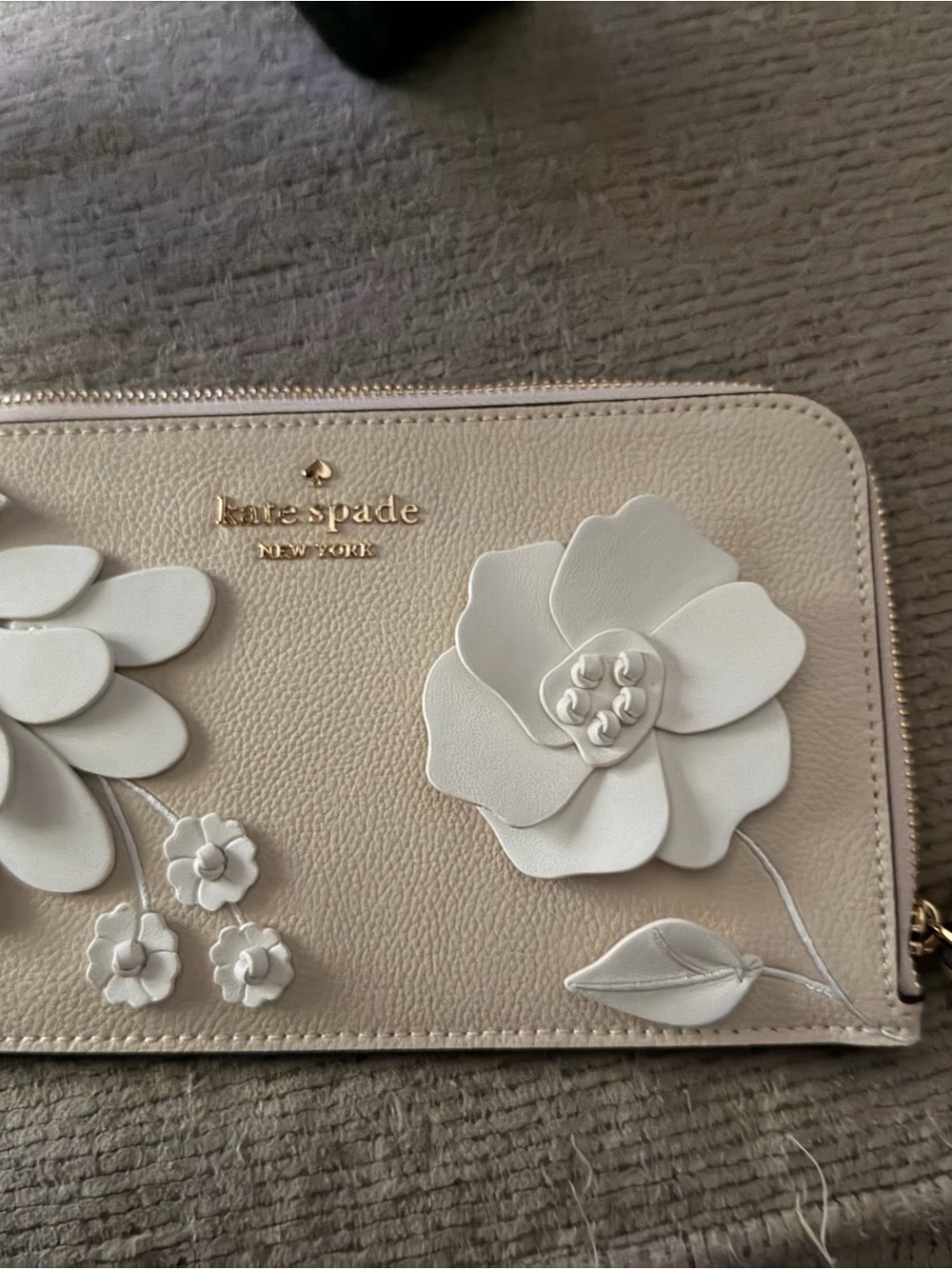 kate spade Floral Appliqué Zip Wallet in Light Beige/White